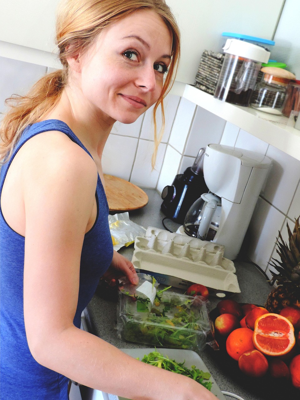 woman practicing intermittent fasting for women benefits